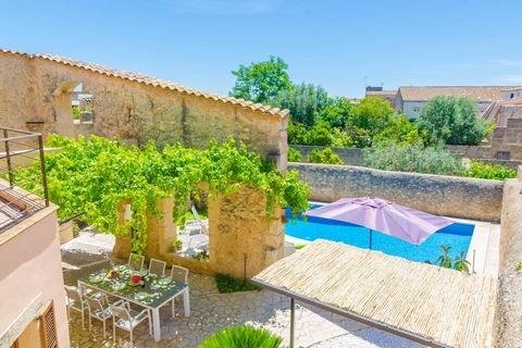 La finca de estilo mallorquín le invita a hacer vacaciones dentro de un entorno muy auténtico. La piscina privada de sal tiene un tamaño de 8m x 5m y una profundidad entre 0.6m y 1.9m. Alrededor hay seis tumbonas que son ideales para los amantes del ...