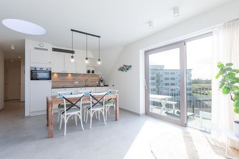Die Wohnung befindet sich im 2. Stock und verfügt über 2 Schlafzimmer (1 mit Doppelbett und 1 mit einem Etagenbett und einem Einzelbett).  Es gibt auch ein gemütliches Wohnzimmer, das auf die Terrasse mit schöner Aussicht führt. Es gibt eine offene E...