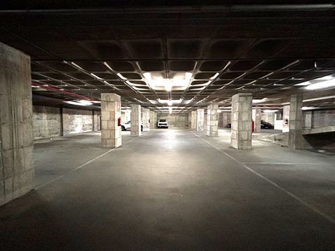Fincas Eva presenteert dit perceel met 31 parkeerplaatsen, gelegen in een strategisch gebied van Hospitalet de Llobregat, aan de Rambla Marina, een van de belangrijkste verkeersaders van de stad, goed bereikbaar met het openbaar vervoer en over de we...
