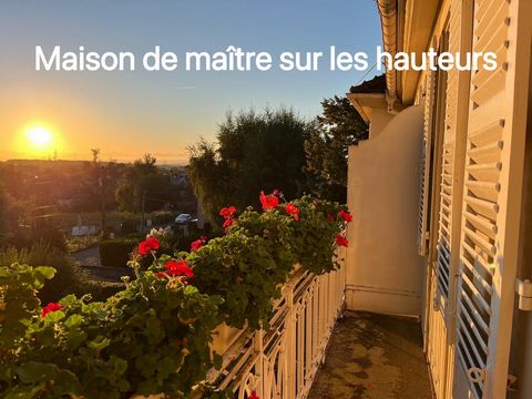 Maison de maître, située sur les hauteurs, 8 pièces, env. 222 m2 habitables, sur 6.04 ares de terrain. Au rdc: une grande entrée, un salon/salle à manger d'env. 45 m2, une chambre, une cuisine équipée ( cellier+véranda accès jardin). A l'étage: 3 gra...