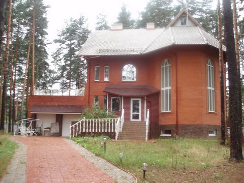 Лот №1265. Трёхуровневый коттедж площадью 440 кв.м. На цокольном этаже расположены: сауна с бассейном 3 х 8, с/у, бильярдная, гараж на 2 машины. На первом этаже: каминный зал, кухня-столовая с выходом на застеклённую веранду, гостевая комната, туалет...