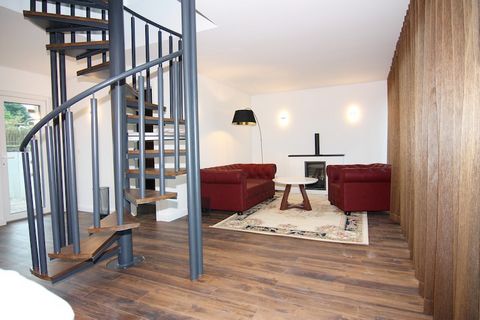 Chalet esclusivo e di nuova costruzione 2019 su 2 piani sul terreno dello Schlosshotel Wendorf vicino a Schwerin, moderno e innovativo. Con 80 metri quadrati di superficie abitabile e un arredamento estremamente confortevole e moderno, il domicilio è...