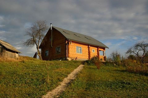 Лот №7624. Предлагаем в аренду 2-х уровневый коттедж общей площадью 130 кв.м. Коттедж сдается на сутки, выходные и праздничные дни. В коттедже имеются просторная гостиная комната, оборудованная камином и телевизором, караоке; есть четыре спальни (в д...