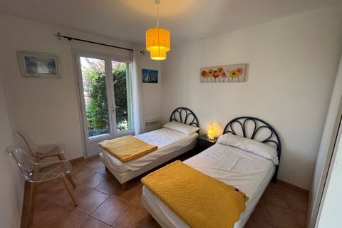 Situata in una zona residenziale, questa proprietà si trova su un terreno recintato di 1000 m² a Monticello. Questa è una nuova e bella villa su 2 livelli con una vista superba sul mare e sul porto. C'è una bella piscina privata con una doccia estern...