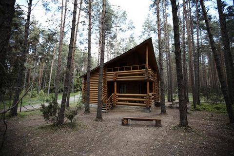 Лот №p6097183. Коттедж на 8-10 человек. Деревянный двухэтажный коттедж,с сауной общей площадью 75 кв.м., расположенный в лесной части базы отдыха, подойдет для комфортного проживания большой семьи или небольшой компании. В коттедже на 1 этаже располо...