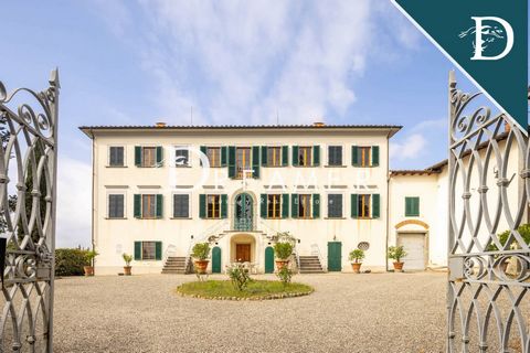 Notre Exclusivité - Magnifique villa historique en position panoramique au cur de la Toscane, dans la province de Pistoia, à environ 10 minutes de Montecatini Terme, 20 de Lucques et 40 de Pise. La propriété bénéficie d'un quartier résidentiel d'envi...