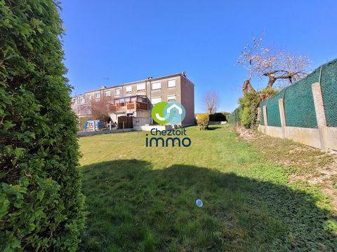 NOUVEAUT CHEZTOIT IMMO Maison type 'bel étage', idéal investisseur ou primo accédant, composée au rez de chaussée d'une pèce amenagée en cuisine avec accès au beau jardin. Au premier étage, une piece de vie de 25m2, au second étage 3 chambres plus dr...